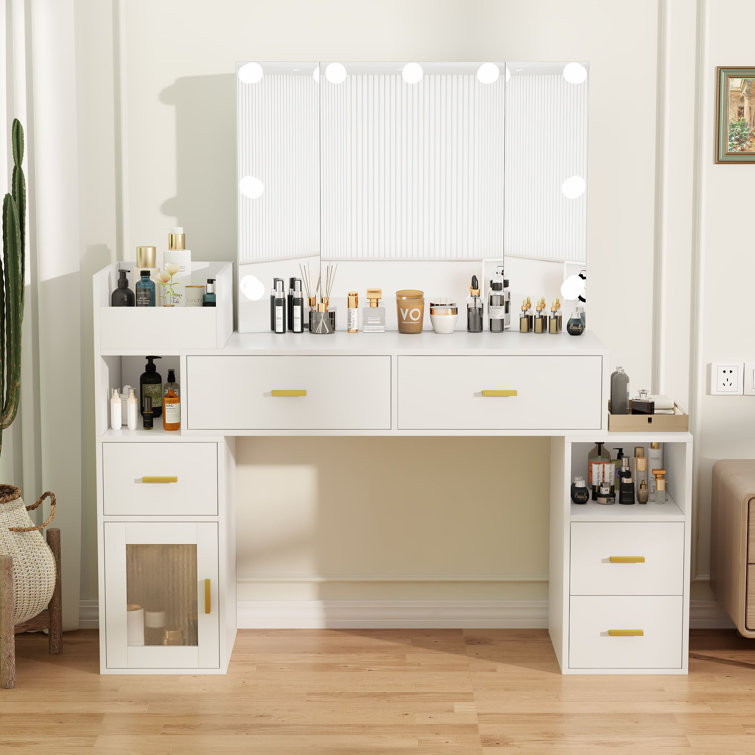 Big makeup deals mirror with lights